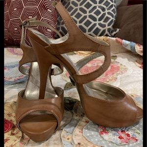Never Worn Vera Wang Simply Vera Nude Heels